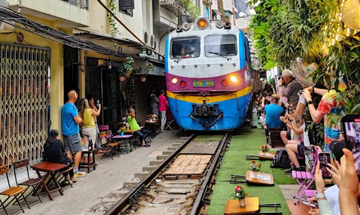 Hanoi Train Street: An Ultimate Guide