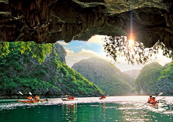 Halong Bay Luxury Group Tour: Limousine & 6-Hour Lux-Cruise
