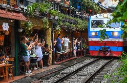 Hanoi Street Food & Train Street: Culinary Luxury Group Tour
