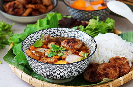 Hanoi Street Food & Train Street: Culinary Luxury Group Tour