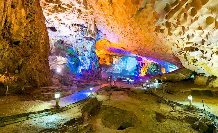 Halong Bay Luxury Group Tour: Limousine & 6-Hour Lux-Cruise