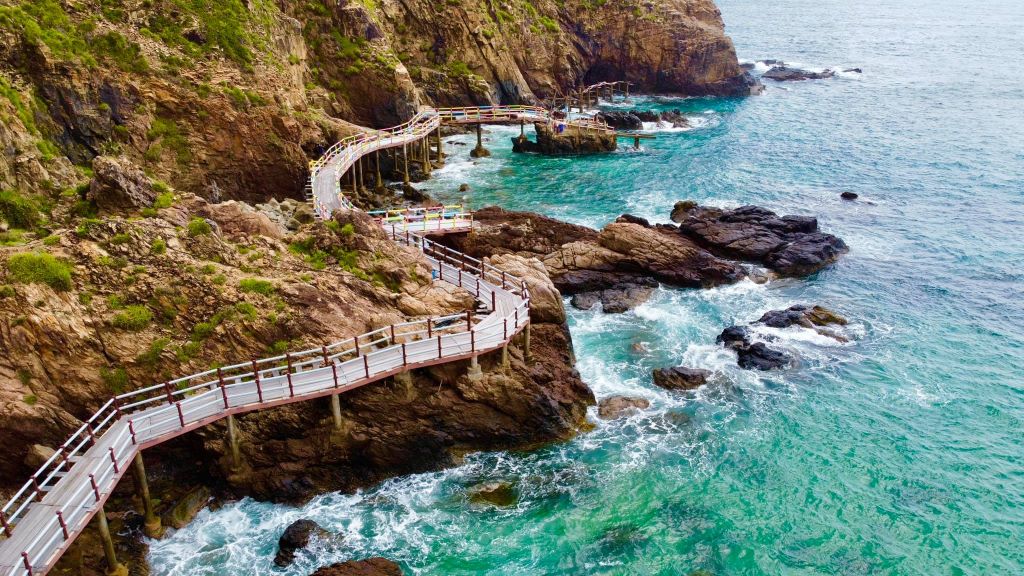 Quy Nhon’s Best: Ky Co Island & Eo Gio Cape Tour